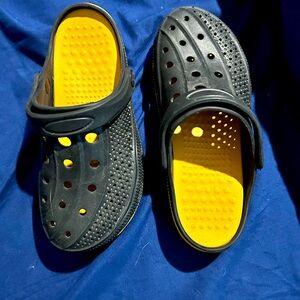 Slip on croc like style shoe. Size 6-7